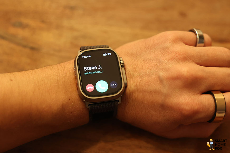 Man sieht einen eingehenden Anruf auf der Apple Watch Ultra.